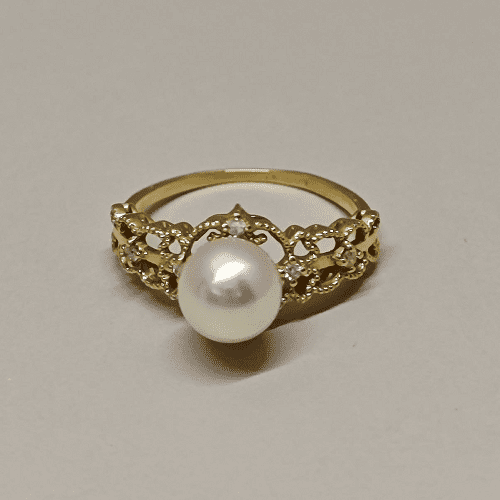 Exquisite 18K Gold Akoya Pearl and Diamond Ring with 7mm Pearl and Six Diamonds