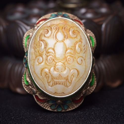 Hetian Jade Belt Buckle – Natural Color and Fine Carving