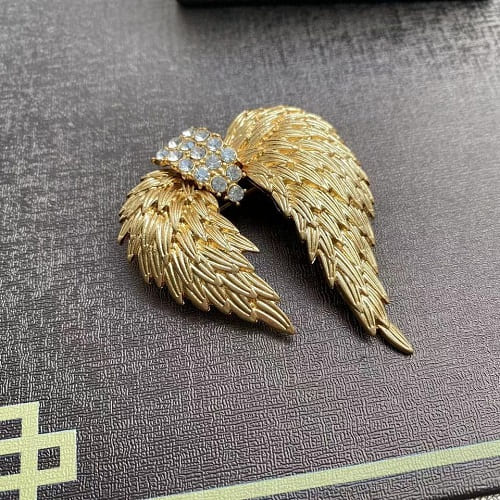 Vintage Gold-Plated Angel Wings Brooch with 3D Design for Suits and Coats