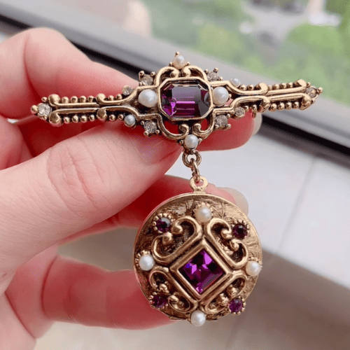 Victorian-style openable brooch, vintage and antique jewelry in excellent condition.