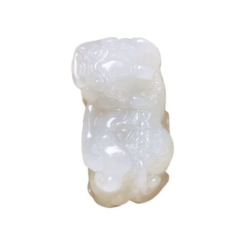 Pendentif Pixiu en jade de Hotan, sculpture en jade naturel, vue de face.