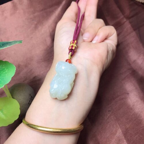Portez votre gardien de la richesse : Le pendentif Hotan Jade Pixiu, qui inspire la présence et apporte la fortune.