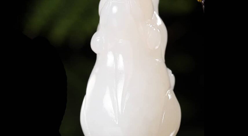 Hotan Jade Pixiu Anhänger, der seine exquisiten handgeschnitzten Details, seine pralle Form und seine bemerkenswerte Mutton-fat Jade Qualität mit außergewöhnlicher Öligkeit zeigt. Diese natürliche Jade Stück perfekt (5) Der Pixiu-Anhänger aus Hotan-Jade besticht durch seine exquisiten, handgeschnitzten Details, seine pralle Form und seine bemerkenswerte Qualität aus Hammelfett-Jade mit außergewöhnlicher Öligkeit. Diese natürliche Jade Stück perfekt