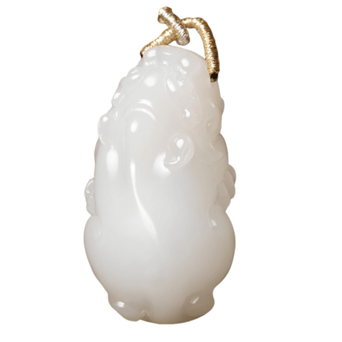 Pendentif Pixiu en jade de Hotan, sculpté à la main, qualité de jade gras de mouton, vue de face.