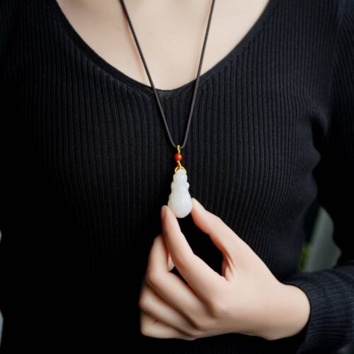 Pendentif Pixiu en jade de Hotan, présentant des détails exquis sculptés à la main, une forme pulpeuse et une qualité remarquable de jade gras de mouton avec une huile exceptionnelle. Cette pièce en jade naturel