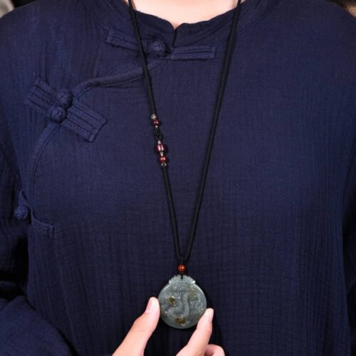 Das Modell trägt eine Halskette mit dem Drachenanhänger Hotan Jade Qiaose, die eine beeindruckende Präsenz und elegante Größe zeigt.