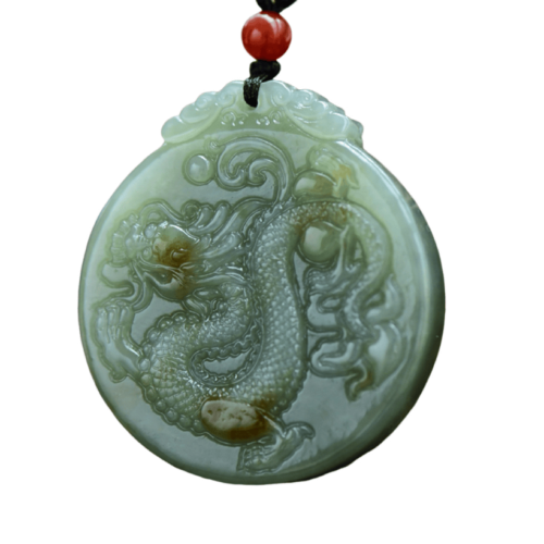Hotan Jade Qiaose Dragon Anhänger, handgeschnitzt, doppelseitig, majestätisch.