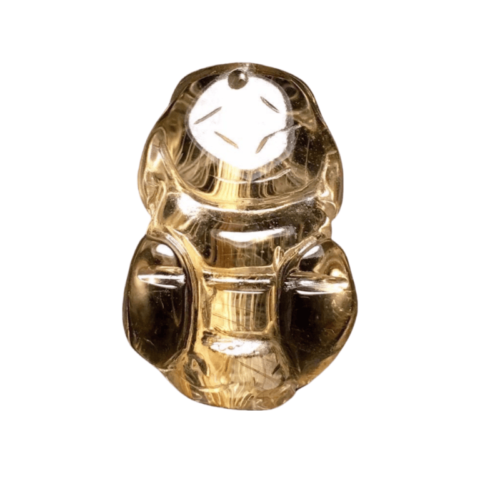 Pendentif Pixiu en quartz rutile, taillé à la main, cristal de roche doré, vue de face.