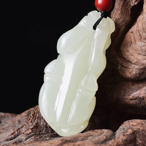 Pendentif en jade de Hotan pour le bœuf du zodiaque, sculpté à la main, d'un éclat très gras, de forme pleine.
