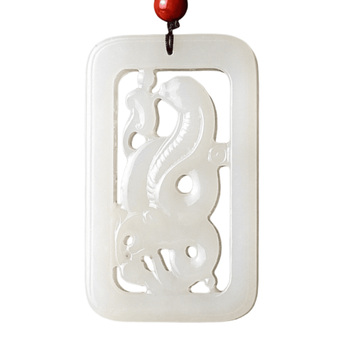Pendentif serpent zodiacal en jade mutton-fat de Hotan, sculpté à la main, jade naturel, vue de face.