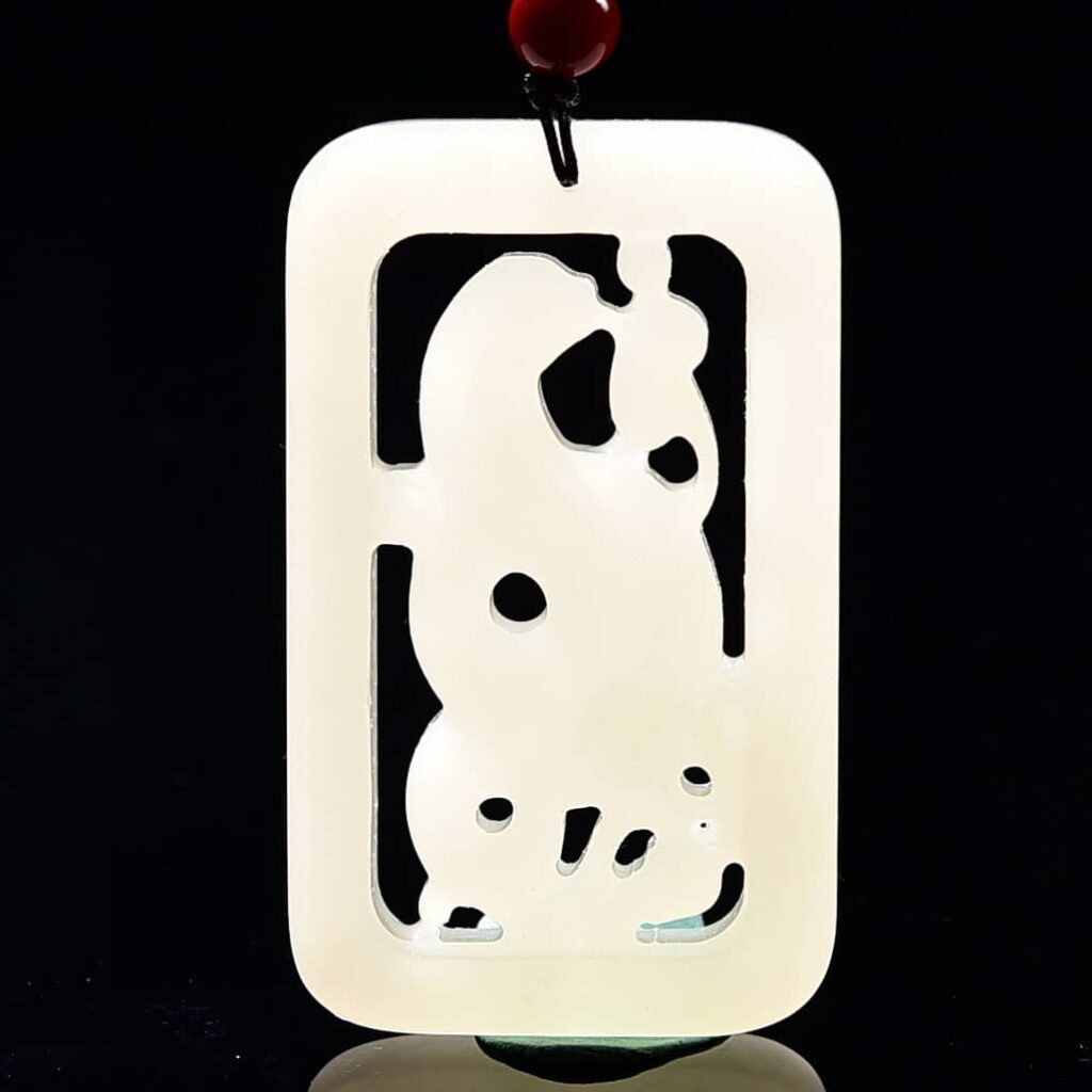 Hotan Mutton-fat Jade Zodiac Snake Anhänger, handgeschnitzt, natürliche Jade, Vorderansicht.