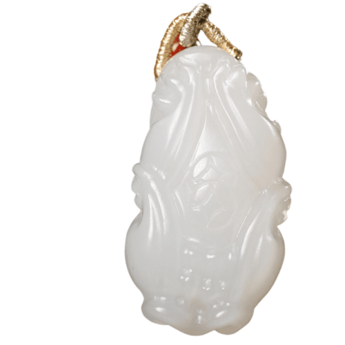 Pendentif Pixiu en jade de Hotan, sculpté à la main, en jade gras de mouton, motif de pièce de monnaie en cuivre, vue de face.