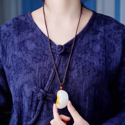 Model wearring Xinjiang mutton-fat jade, oily texture, Suzhou fine carving, adjustable rope chain
