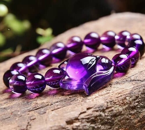 Nahaufnahme eines geschnitzten Fuchses aus natürlichem Amethyst